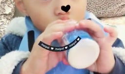 婴儿吃奶视频,宝宝吸吮奶瓶的温馨瞬间